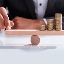 Imagen de unas monedas suspendidas sobre un flotador de agua