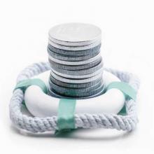 Imagen de unas monedas suspendidas sobre un flotador de agua