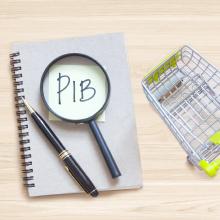 Imagen de unas monedas suspendidas sobre un flotador de agua