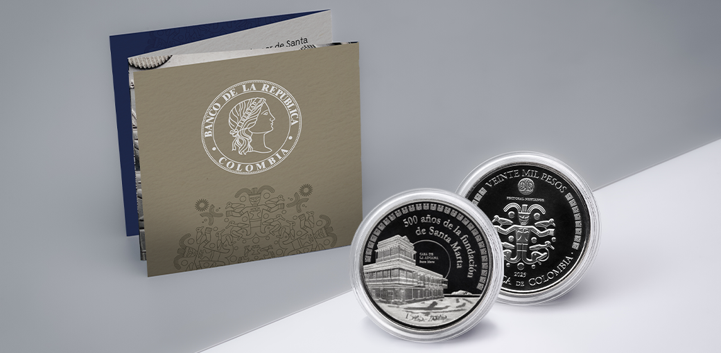 Fotografía de la moneda en su cápsula de acrílico, bolsa de tela y el plegable que contiene información acerca de sus características