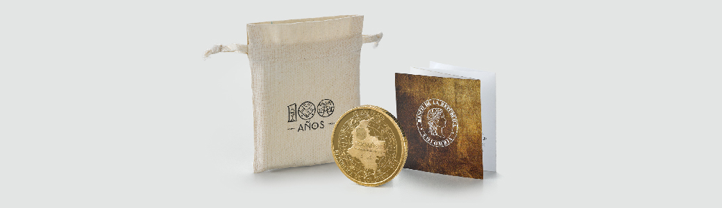 Fotografía de la moneda en su cápsula de acrílico, bolsa de tela y el plegable que contiene información acerca de sus características