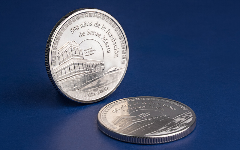 Fotografía detallada de bajos relieves, número en braille y elemento de seguridad de imagen latente