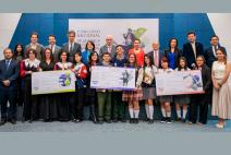 Fotografía equipos ganadores del concurso "De la banca escolar a la banca central" 2025