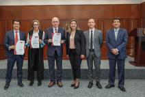 Foto recibimiento certificación Carbono Neutro Banco de la República