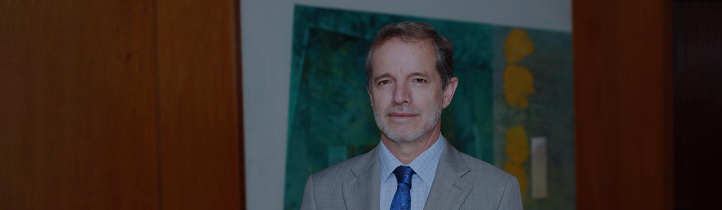 Fotografía a color de Dionisio Valdivieso, Subgerente de Sistemas de Pago y Operación Bancaria