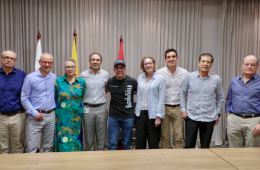 Fotografía participantes de la reunión del anuncio del inicio de obras del nuevo Teatro Amira de la Rosa