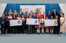Fotografía equipos ganadores del concurso "De la banca escolar a la banca central" 2025