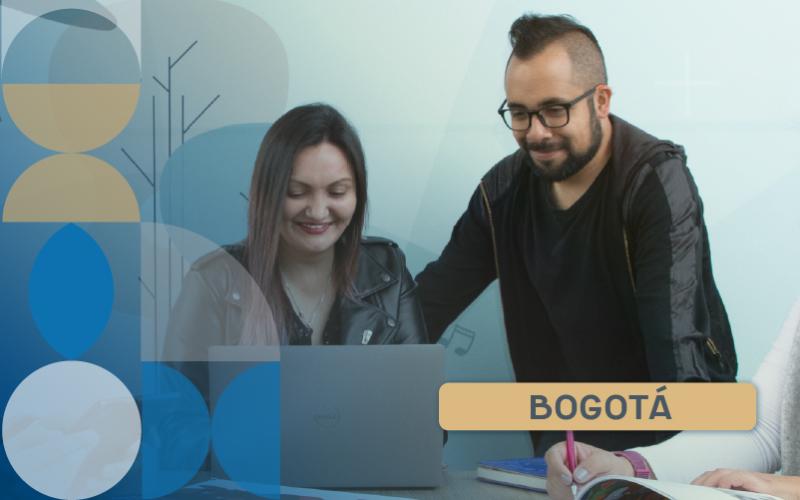 dos personas trabajando en un computador