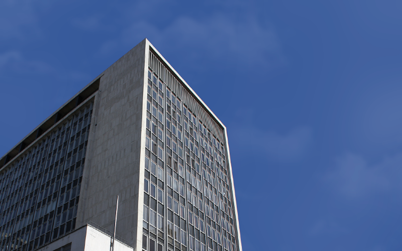 Fotografía de la fachada del Banco de la República edificio principal en Bogotá