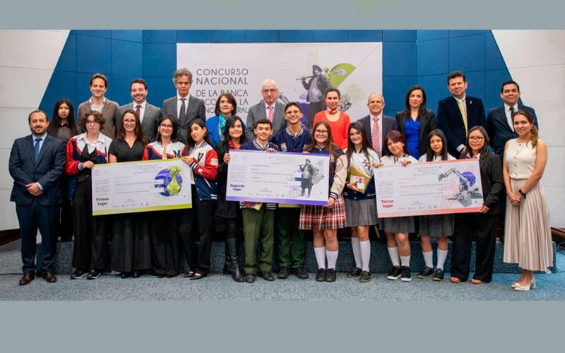 Fotografía equipos ganadores del concurso "De la banca escolar a la banca central" 2025