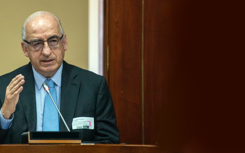 Fotografía de Leonardo Villar durante su intervención.